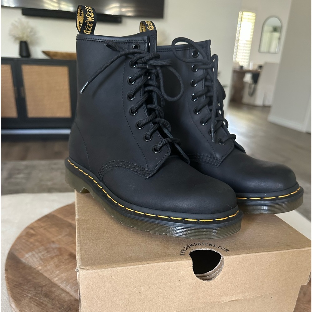 Matte black doc martins worn once/ with box